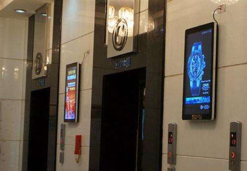 小區(qū)電梯口廣告機年收入超百萬