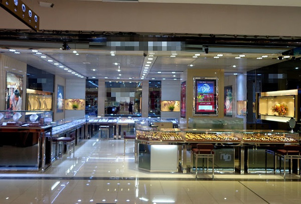 快狐科技液晶廣告屏應(yīng)用連鎖珠寶店提升品牌效益